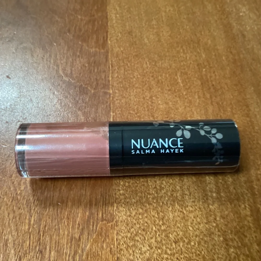 NUANCE SALMA HAYEK True Color PLUMPING LIQUID LIPSTICK #700 Nude Nectar